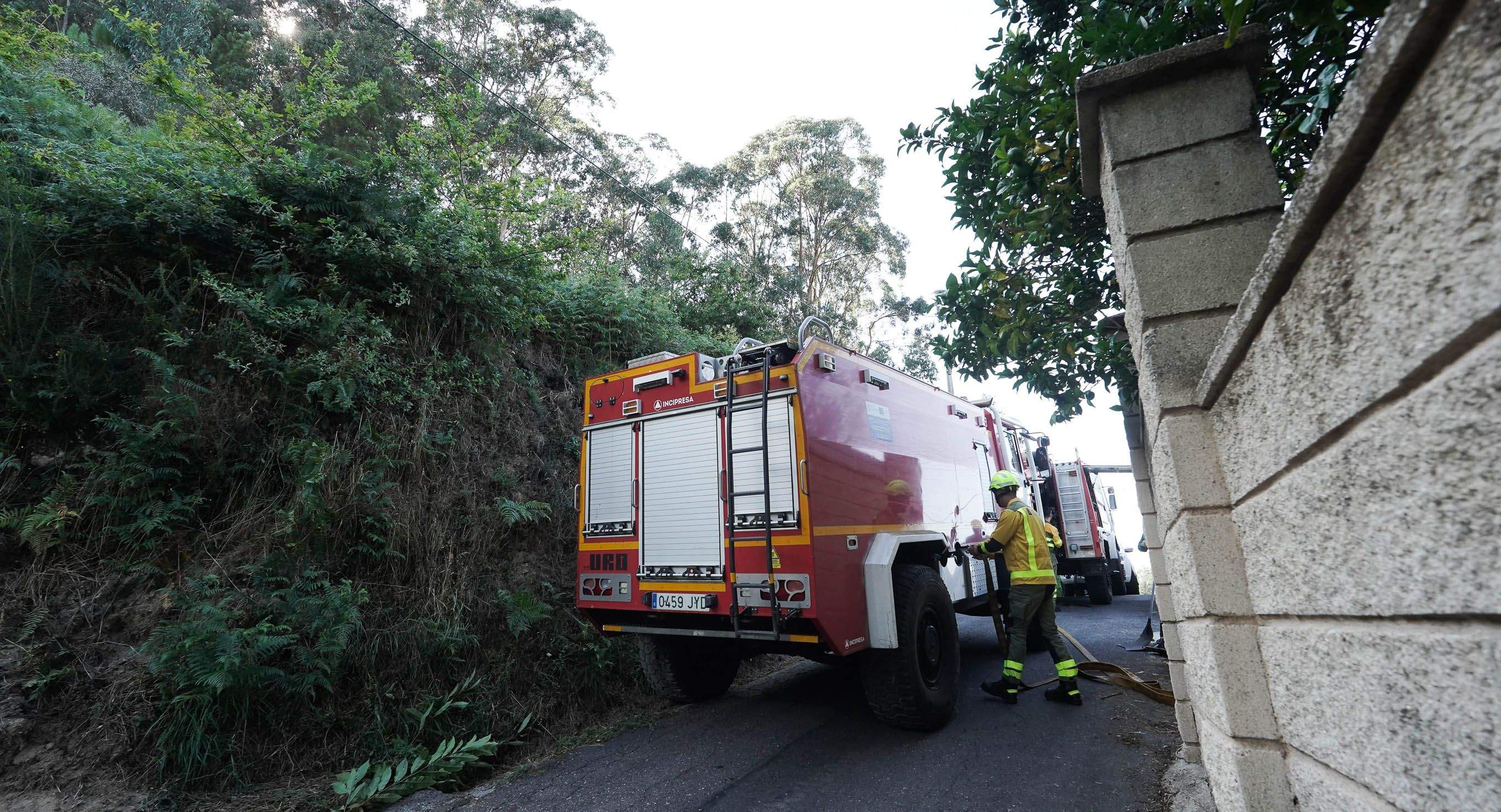 Incendio forestal en el monte de A Moreira, en Marín Incendio forestal en el monte de A Moreira, en Marín