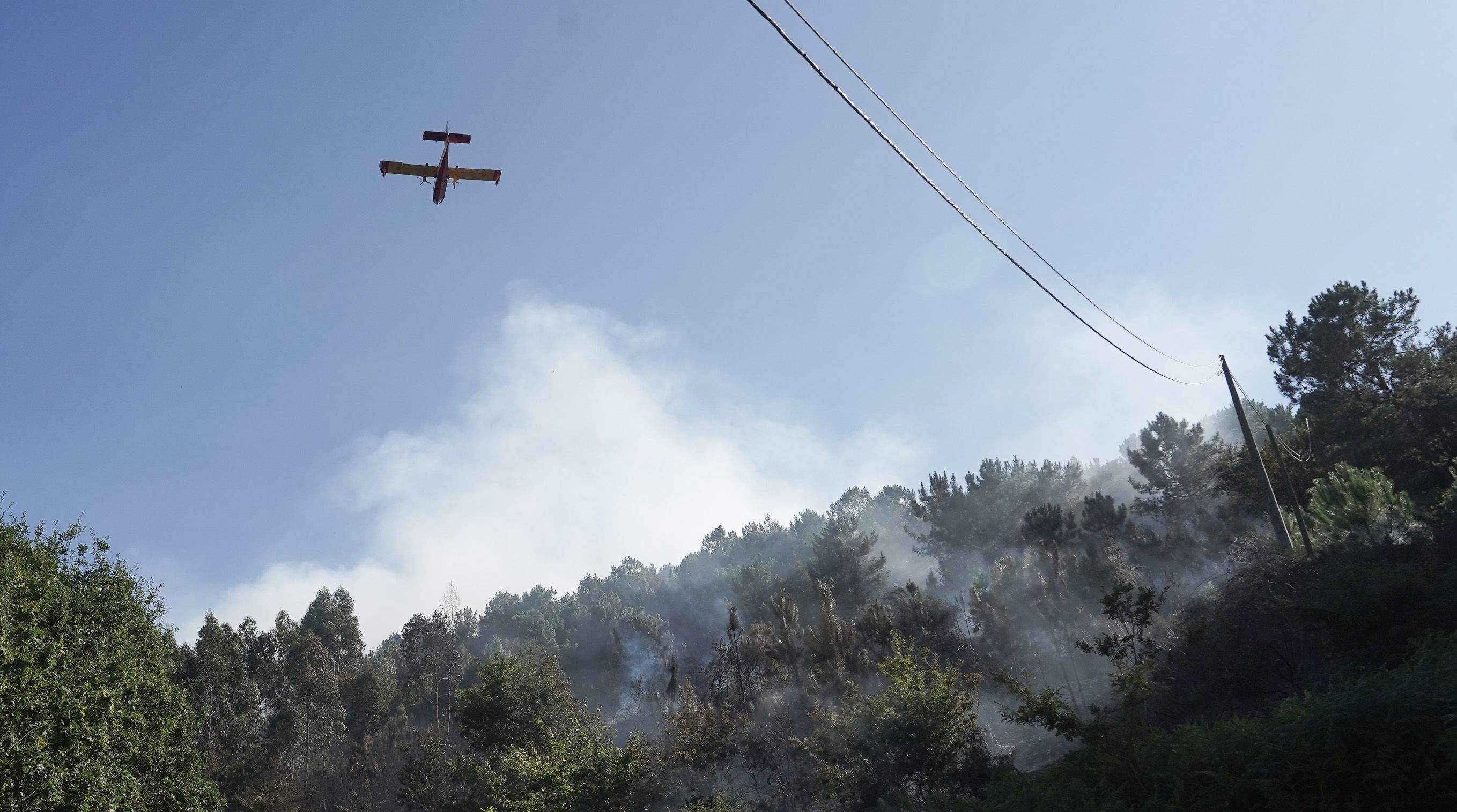 Incendio forestal en el monte de A Moreira, en Marín Incendio forestal en el monte de A Moreira, en Marín