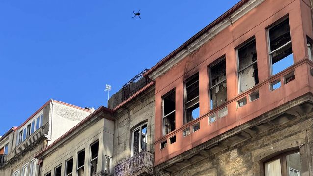 El dron que sacó imágenes del interior del edificio incendiado en Riestra El dron que sacó imágenes del interior del edificio incendiado en Riestra