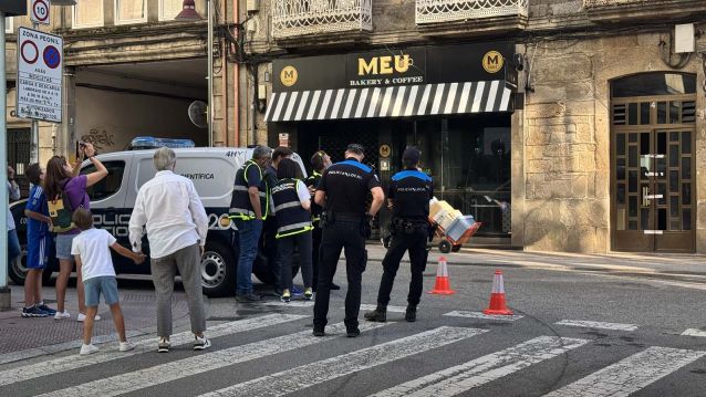 Agentes de la Policía Científica analizan el edificio incendiado en Riestra Agentes de la Policía Científica analizan el edificio incendiado en Riestra