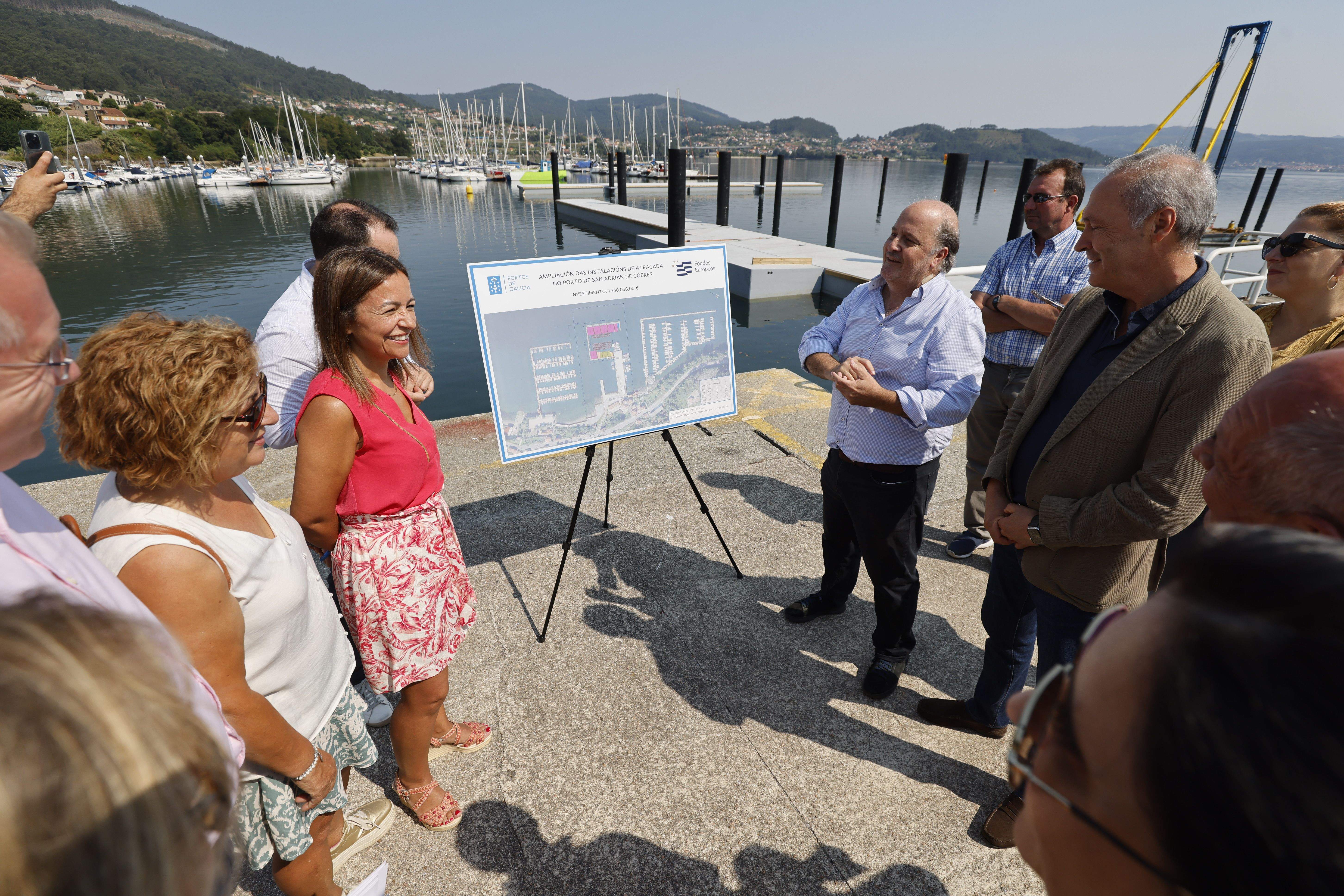 Visita de la conselleira do Mar, Marta Villaverde, al puerto de San Adrián