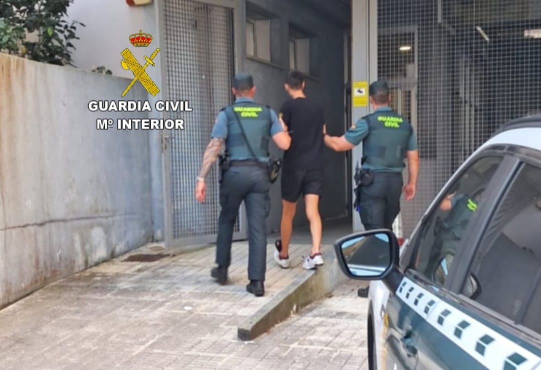 El joven de Marín detenido, durante su puesta a disposición judicial en Cambados