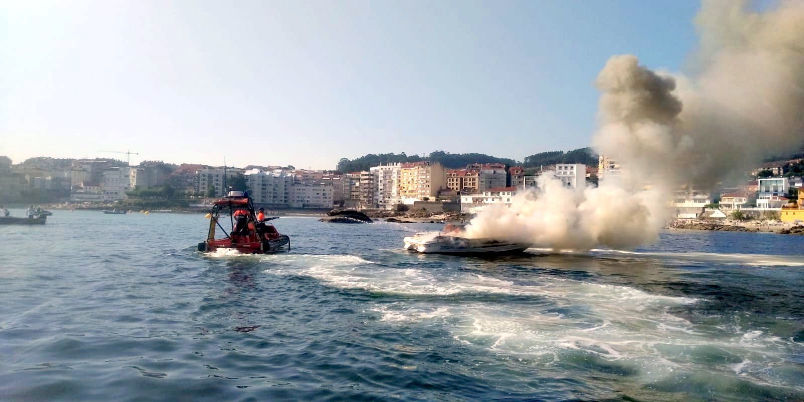 Embarcación incendiada en Sanxenxo Embarcación incendiada en Sanxenxo