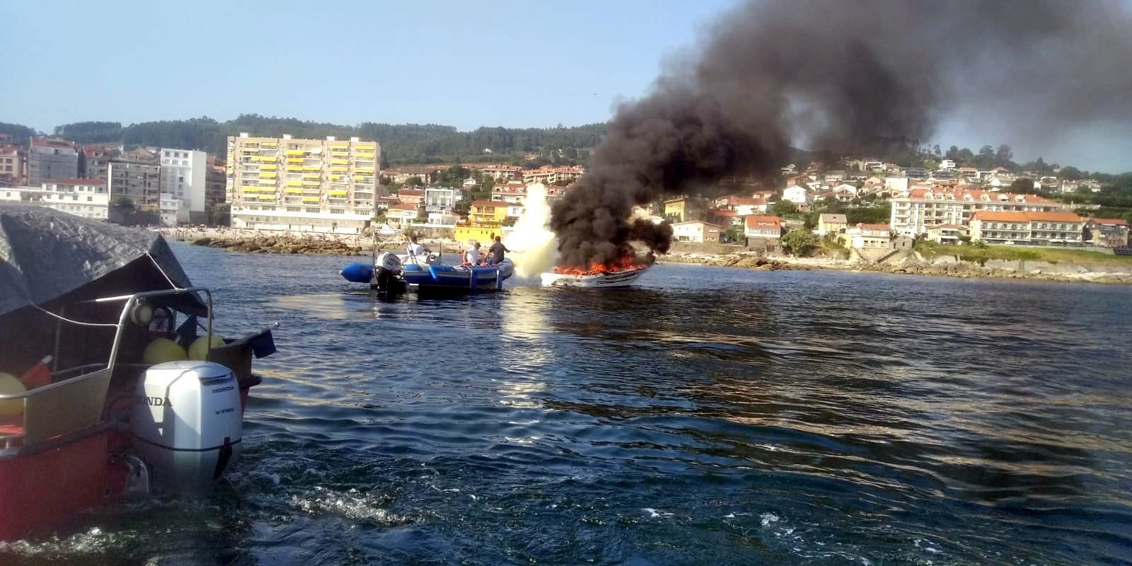 La embarcación ardiendo en Carabuxeira La embarcación ardiendo en Carabuxeira