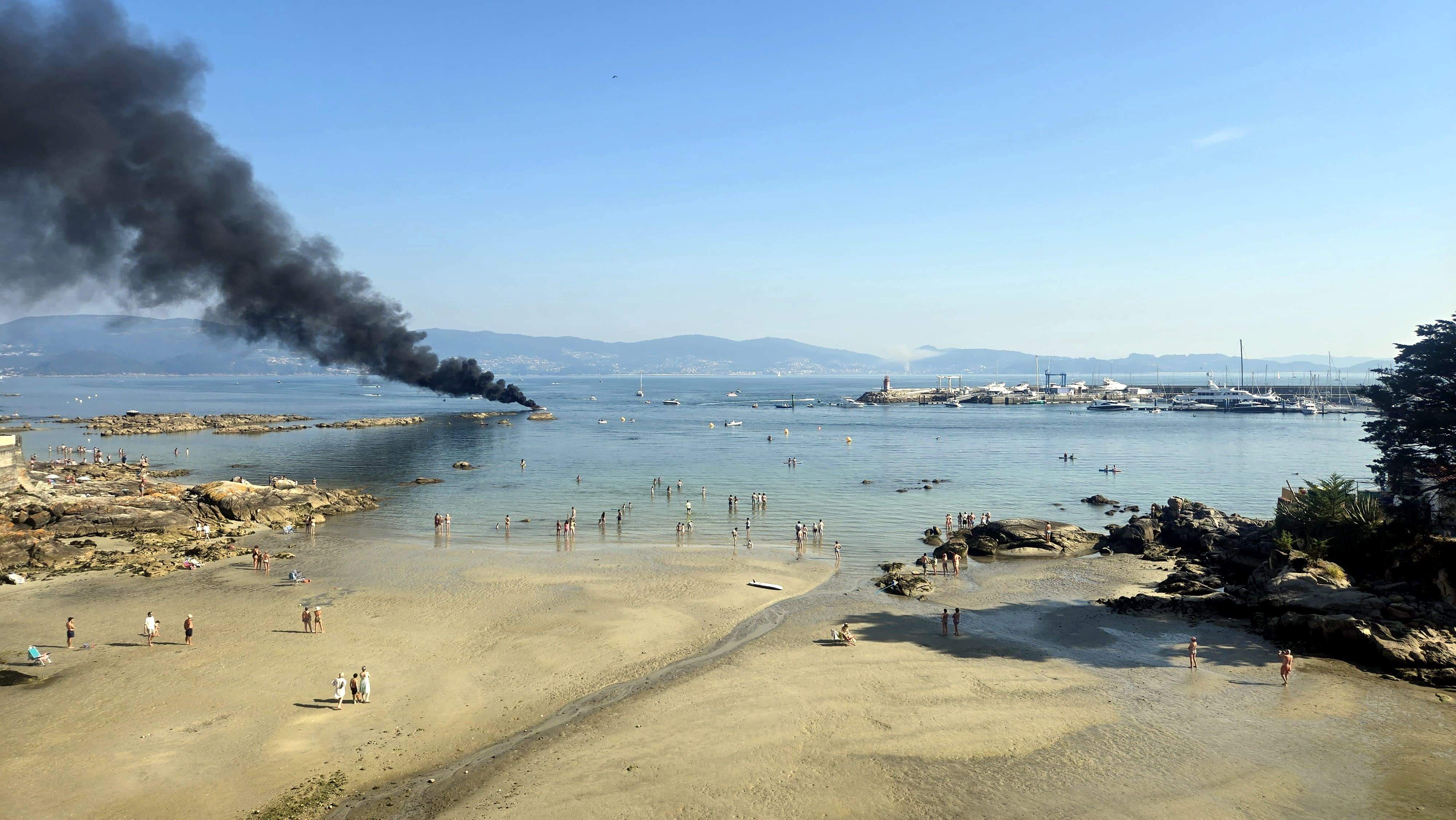 Humareda de la embarcación que ardía en Sanxenxo Humareda de la embarcación que ardía en Sanxenxo