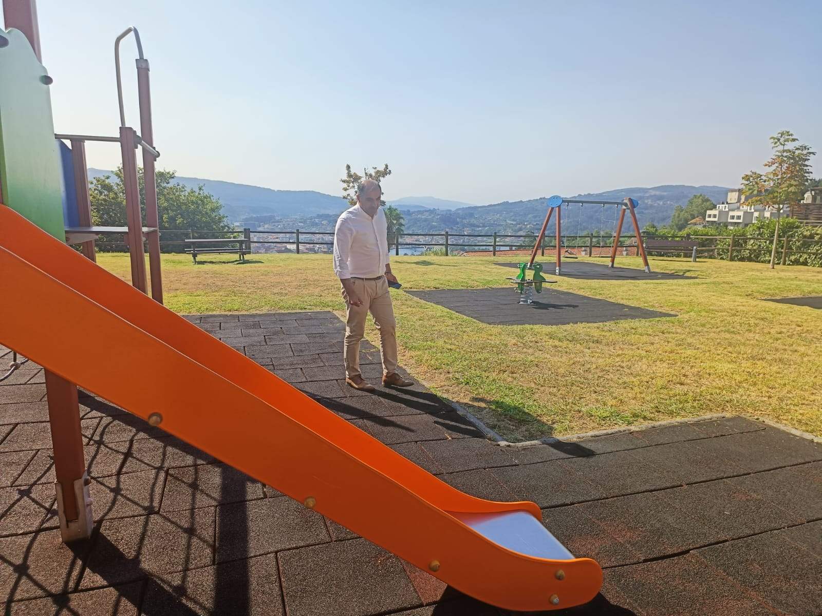 El alcalde visitó la reforma del parque infantil de A Caeira