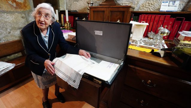 Marucha Marescot muestra las piezas que guarda cuidadosamente dobladas en estuches