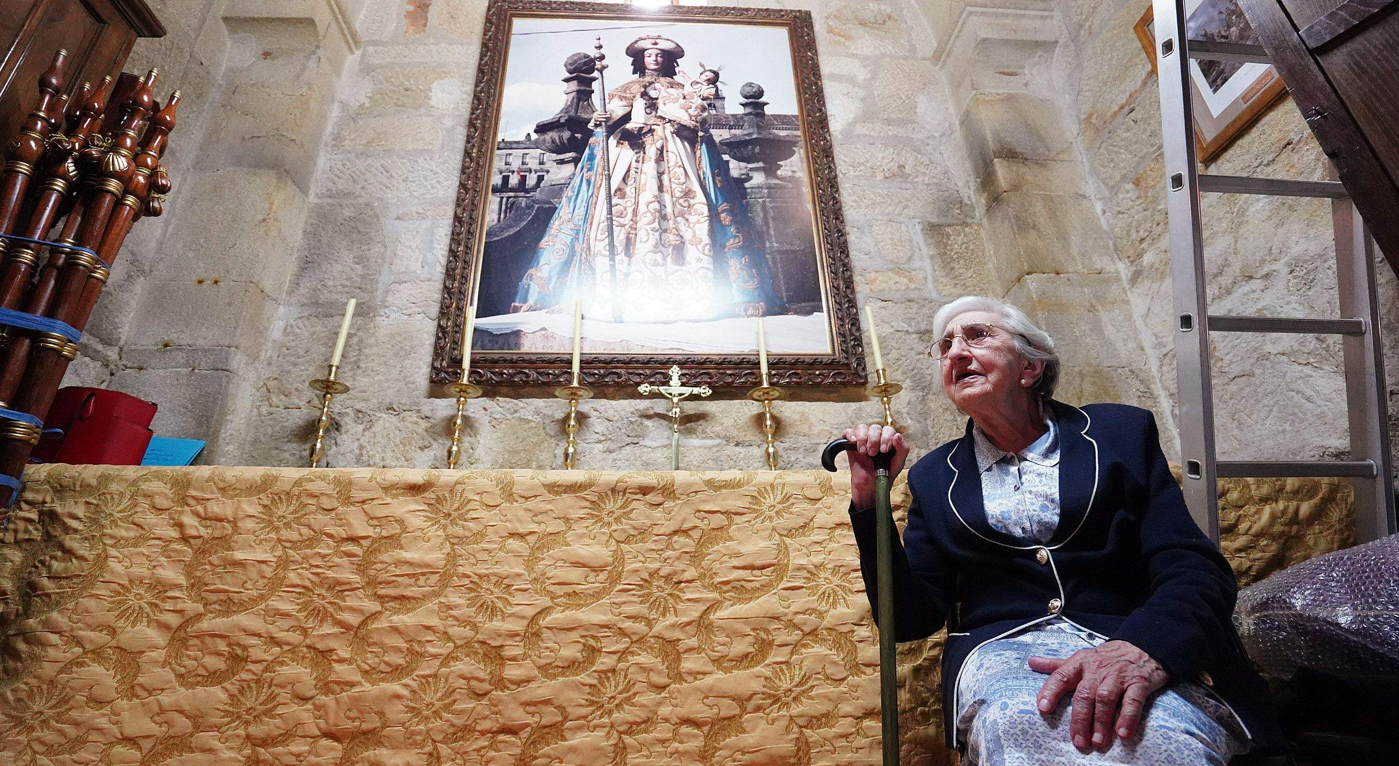 Marucha Marescot posa junto a un cuadro de la Virgen Peregrina en la sacristía de la iglesia