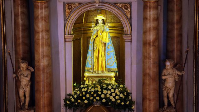 Virgen Peregrina con el Niño Jesús días antes de hacerle el cambio de traje para la Semana Grande