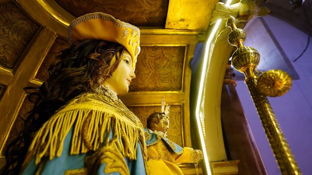Imagen de la Virgen Peregrina con el Niño Jesús presidiendo el interior del santuario