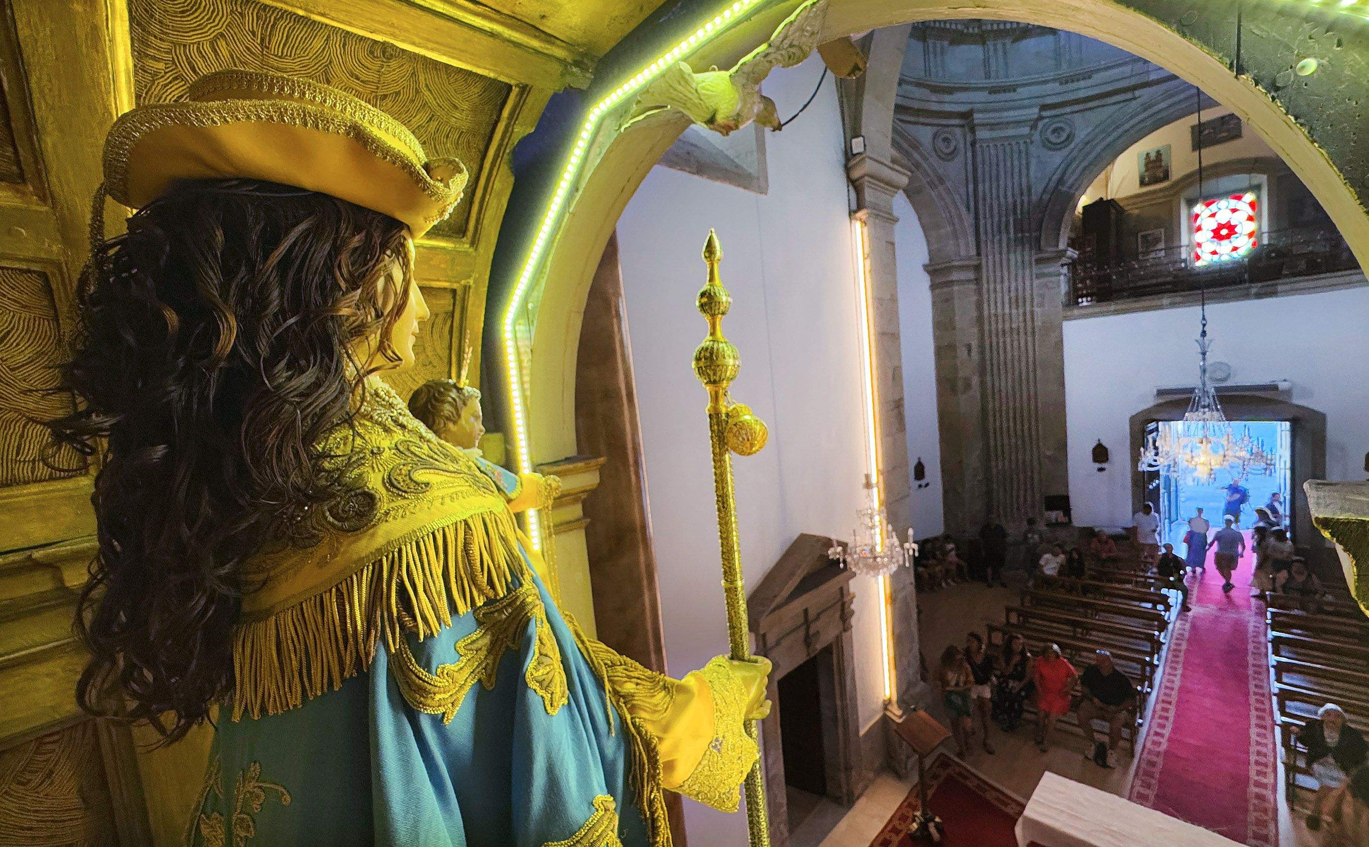 Interior de la Iglesia de la Peregrina presidida por la imagen de la Virgen con el Niño Jesús