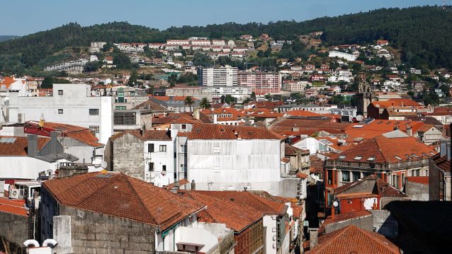 Vista desde la cúpula de la Iglesia de la Peregrina, donde se divisa la Basílica de Santa María y la zona de A Caeira al fondo