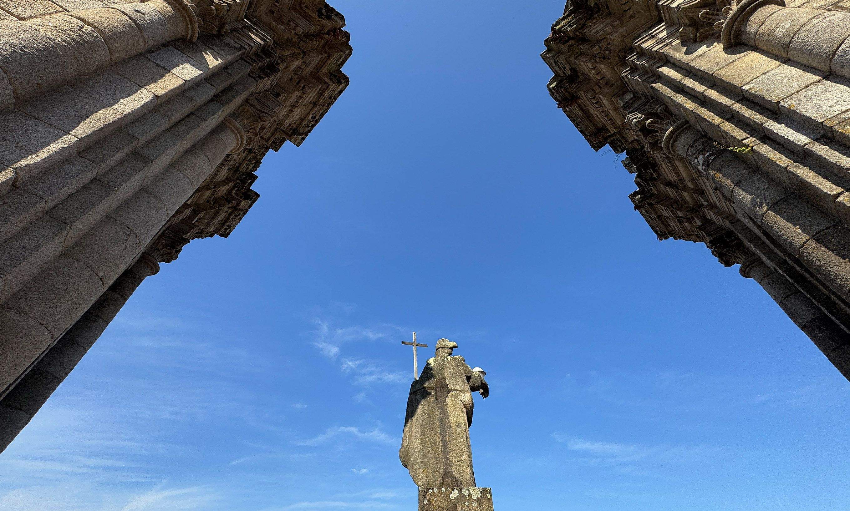 Vista desde la cúpula de la Iglesia de la Peregrina de la figura que representa a la Fe entre las dos torres-campanario