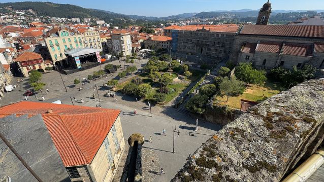 La plaza de A Ferrería, los jardines de Casto Sampedro y la Iglesia de San Francisco desde la cubierta del Santuario de la Peregrina