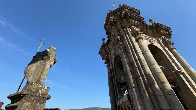 Figura que representa a la Fe y torre-campanario, vistas desde la cubierta de la Iglesia de la Peregrina