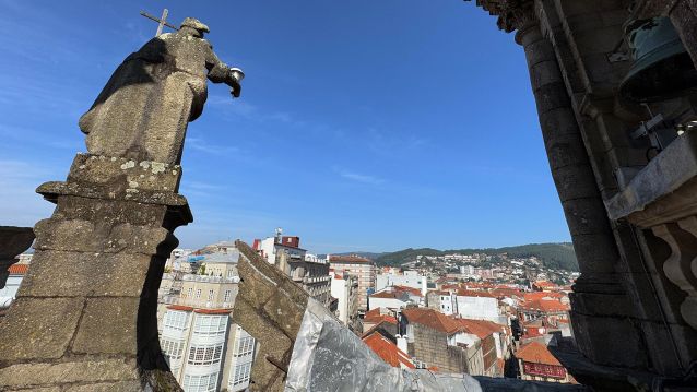 Figura que representa a la Fe, torre-campanario y vista de los edificios del cruce entre Oliva e Michelena, desde la cubierta de la Iglesia de la Peregrina