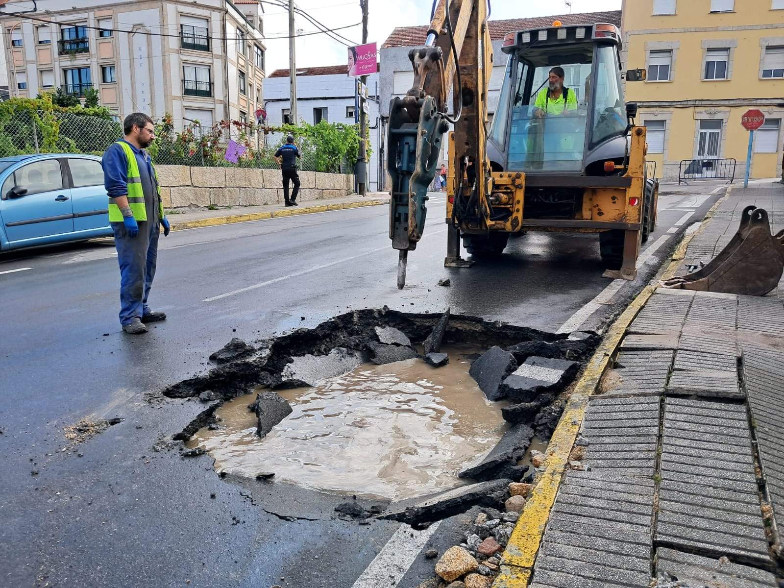 Operarios nunha rúa do Grove pola rotura dunha tubaxe