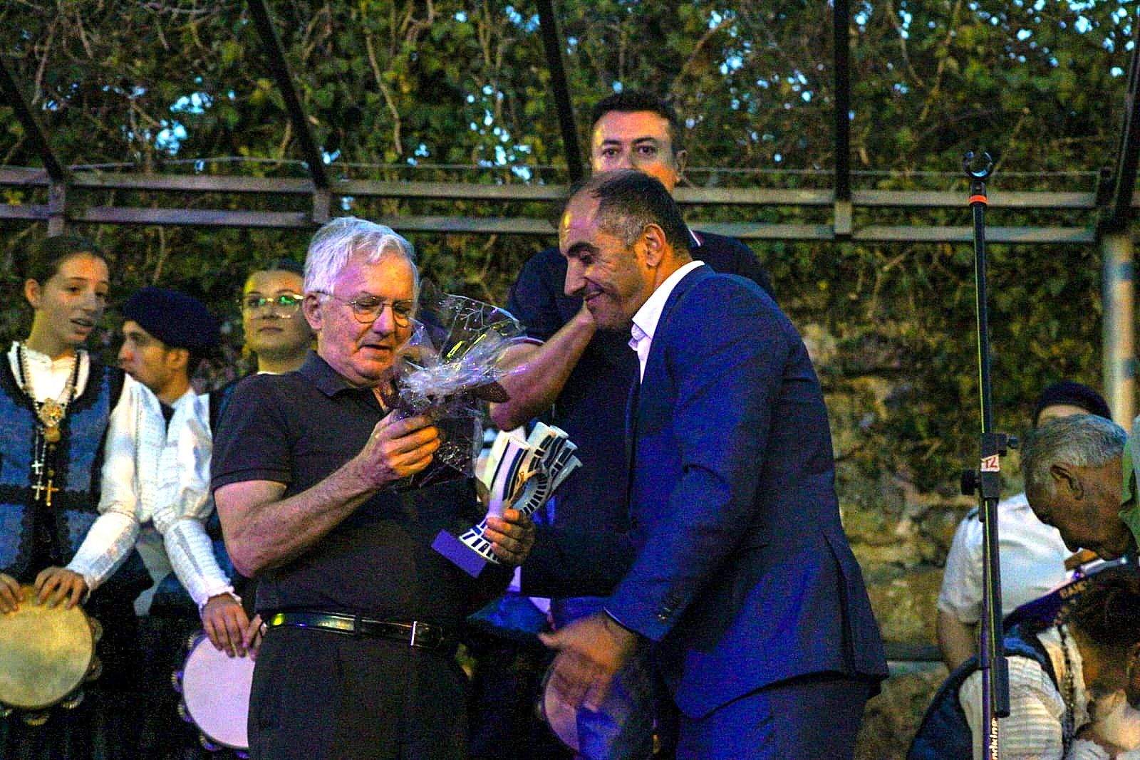 O párroco Jorge Gómez recibe un obsequio por parte do alcalde Ángel Moldes