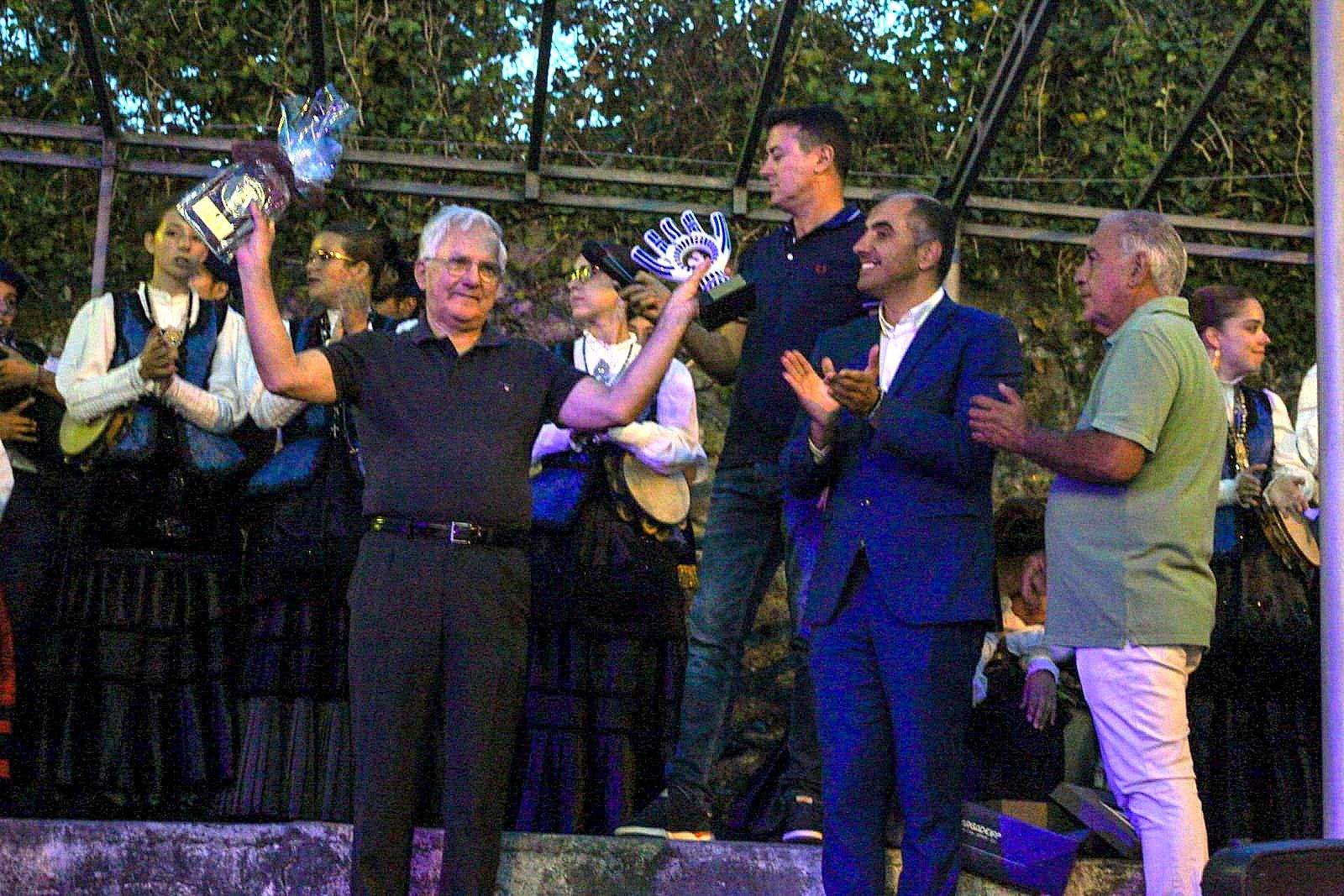 O párroco Jorge Juan Gómez saúda