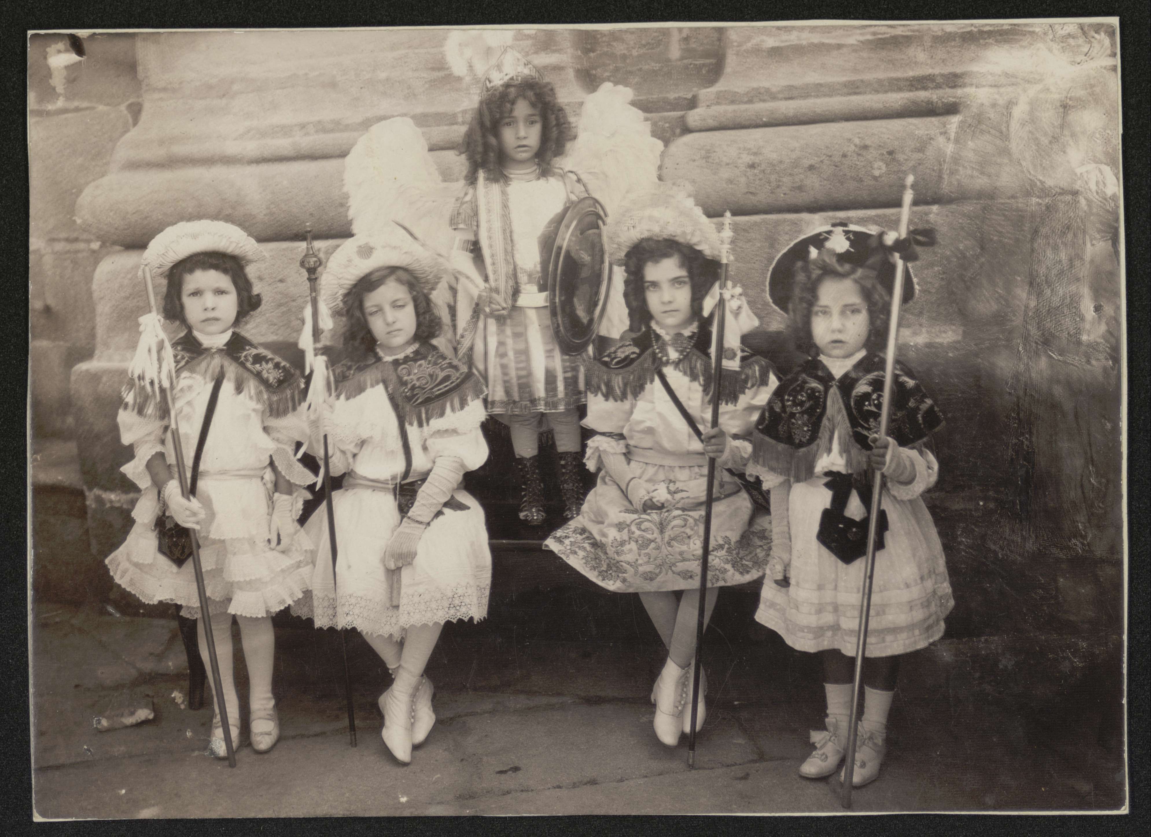 Niños de la carroza de la Virgen Peregrina. Foto de Francisco Zagala de 1907