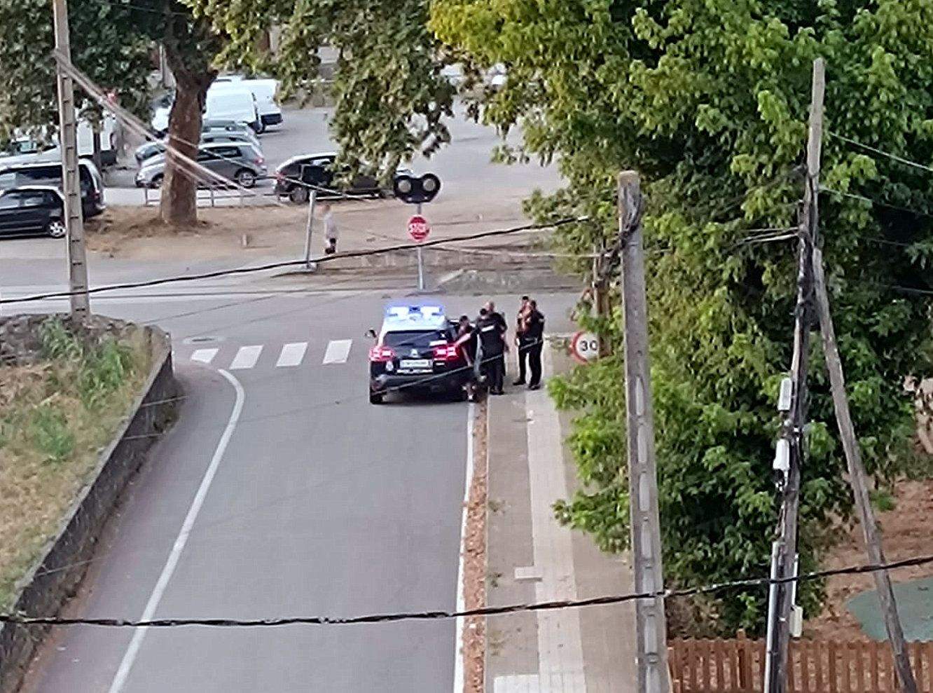 Axentes da Policía Nacional co home conflitivo xunto ao parque infantil de Praceres