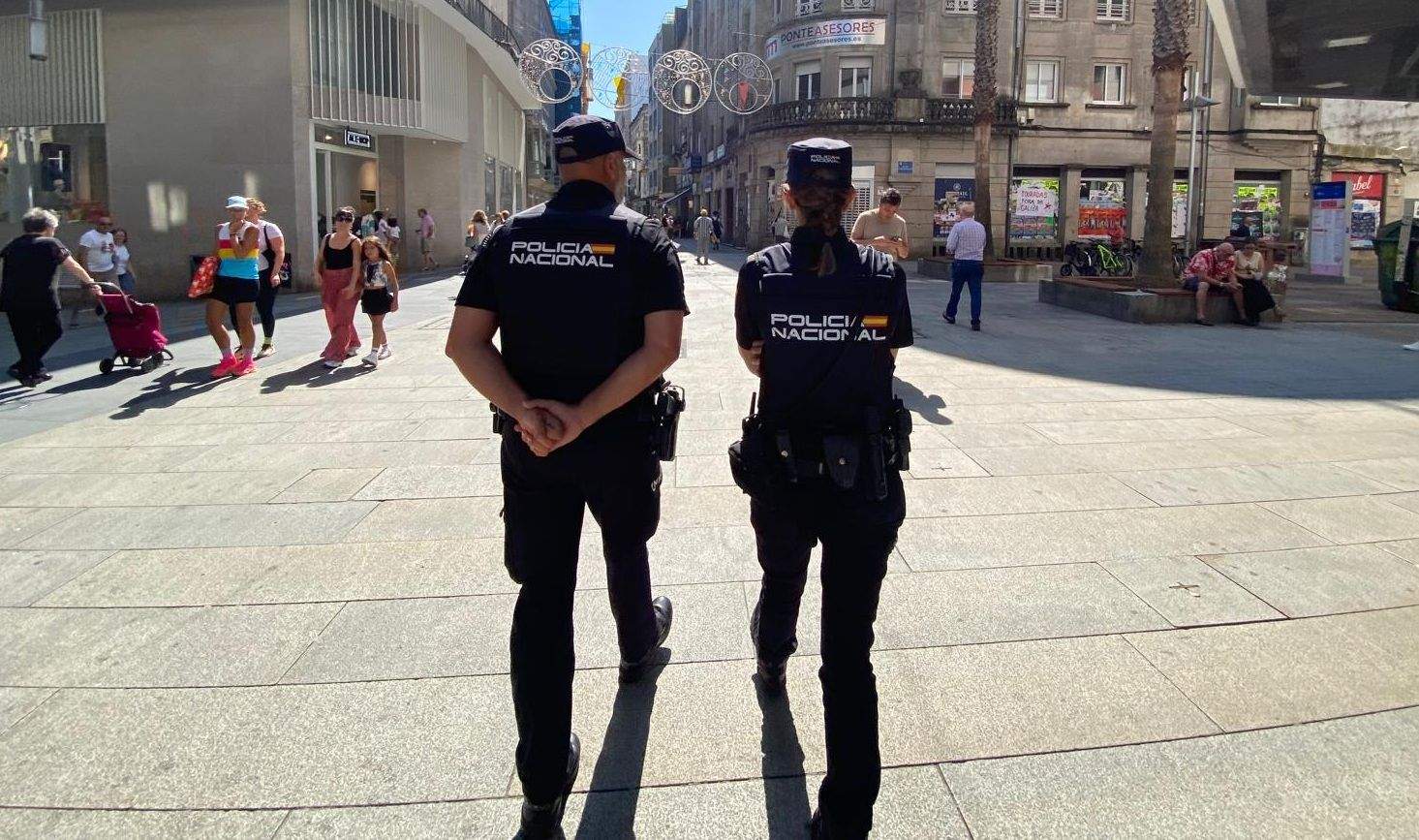 Agentes de la Policía Nacional de patrulla por Pontevedra