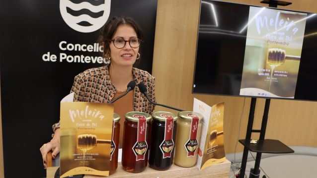 A concelleira Anabel Gulías na presentación da Feira do Mel A concelleira Anabel Gulías na presentación da Feira do Mel