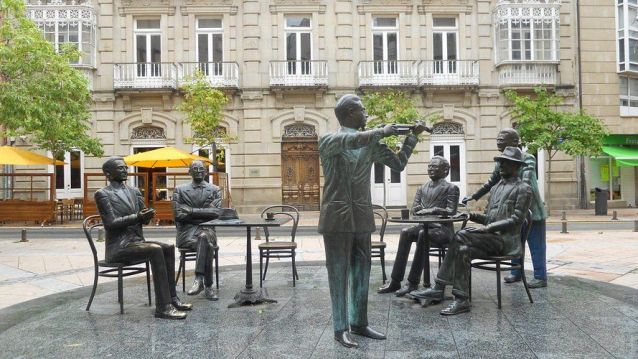 Monumento á "Tertulia" na Praza de San Xosé, co Café Moderno ao fondo Monumento á "Tertulia" na Praza de San Xosé, co Café Moderno ao fondo