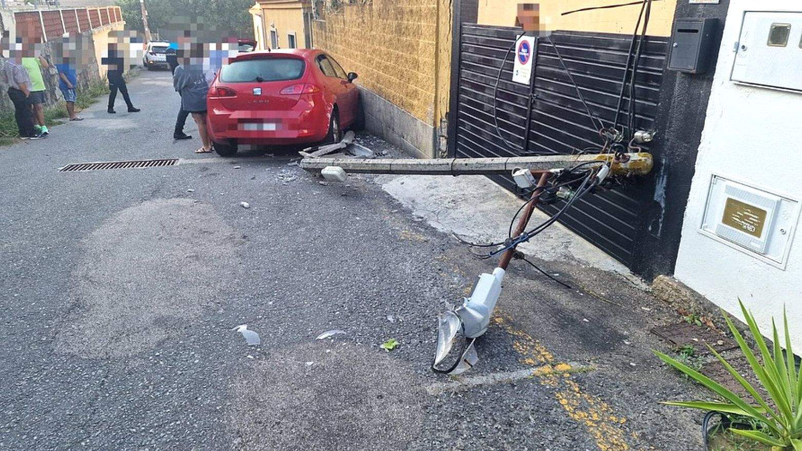Poste da luz derrubado en Sanxenxo