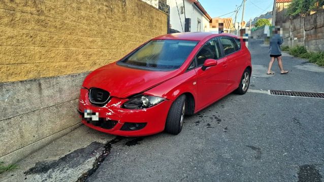 Vehículo golpeado no accidente en Sanxenxo, que derrubou o poste Vehículo golpeado no accidente en Sanxenxo, que derrubou o poste