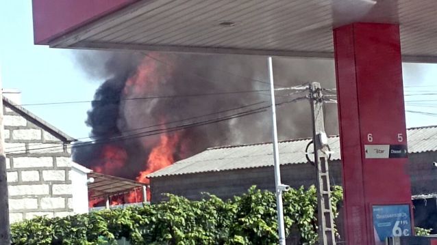 Incendio da nave industrial en Vilagarcía visto desde a gasolineira Incendio da nave industrial en Vilagarcía visto desde a gasolineira