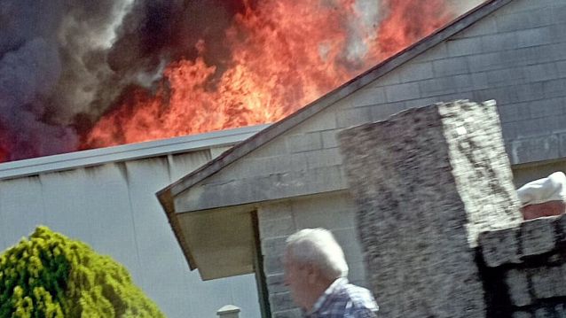 Un veciño diante das lapas do incendio en Vilagarcía Un veciño diante das lapas do incendio en Vilagarcía