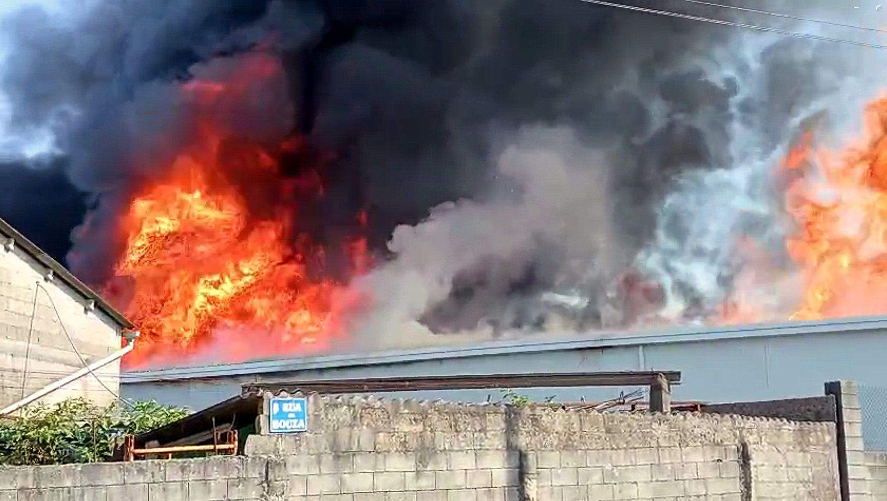 Incendio da nave industrial na entrada ao centro urbano de Vilagarcía