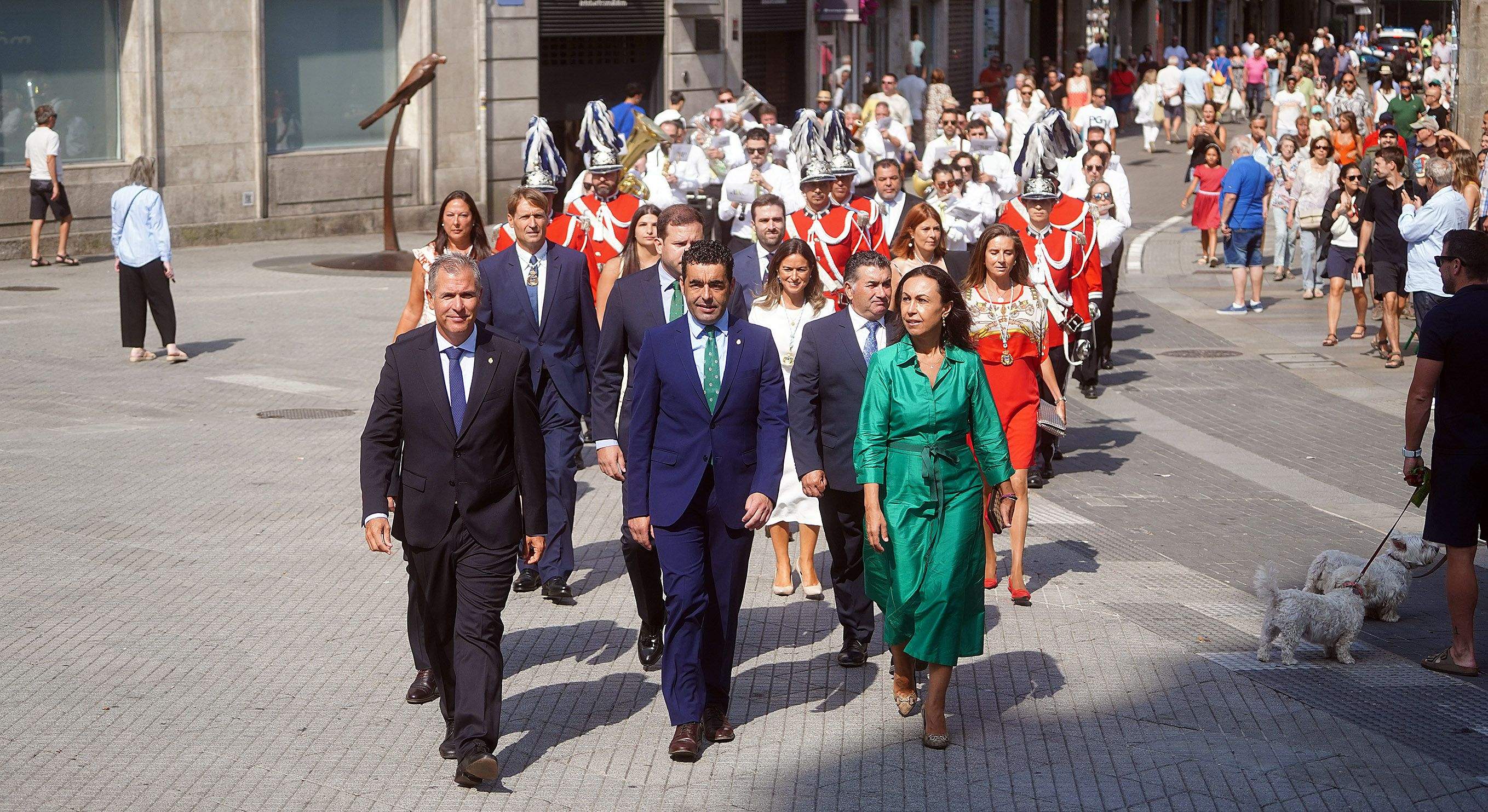 Ofrenda á Peregrina do presidente provincial Luis López