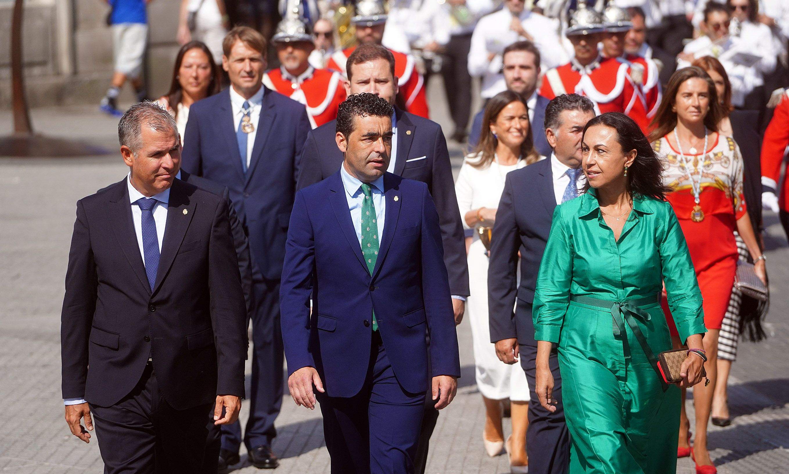 Ofrenda á Peregrina do presidente provincial Luis López