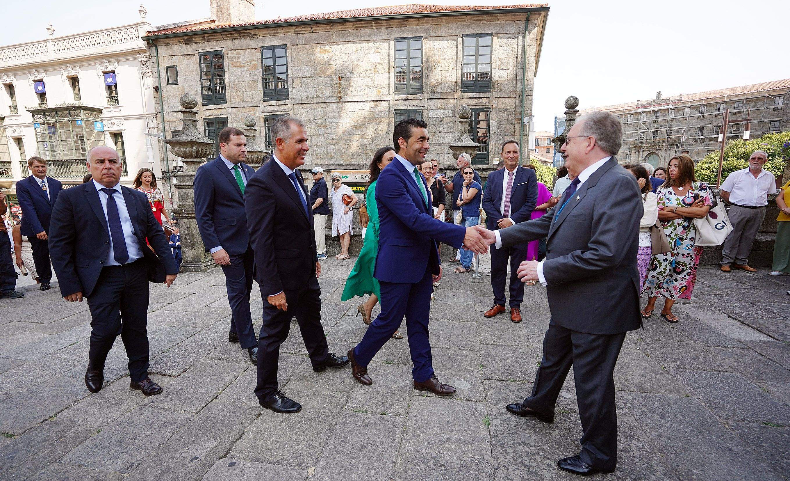 Ofrenda á Peregrina do presidente provincial Luis López