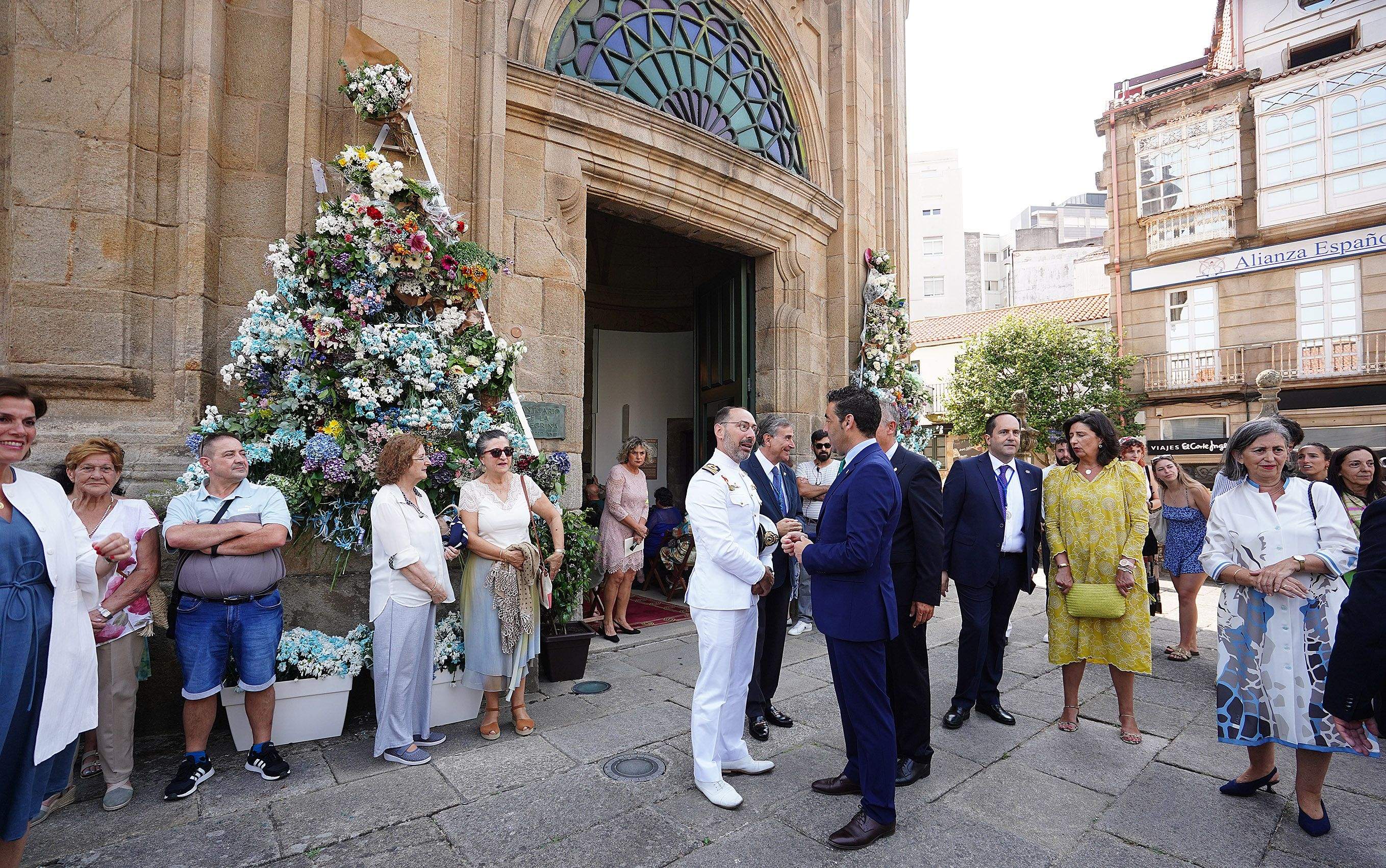 Ofrenda á Peregrina do presidente provincial Luis López