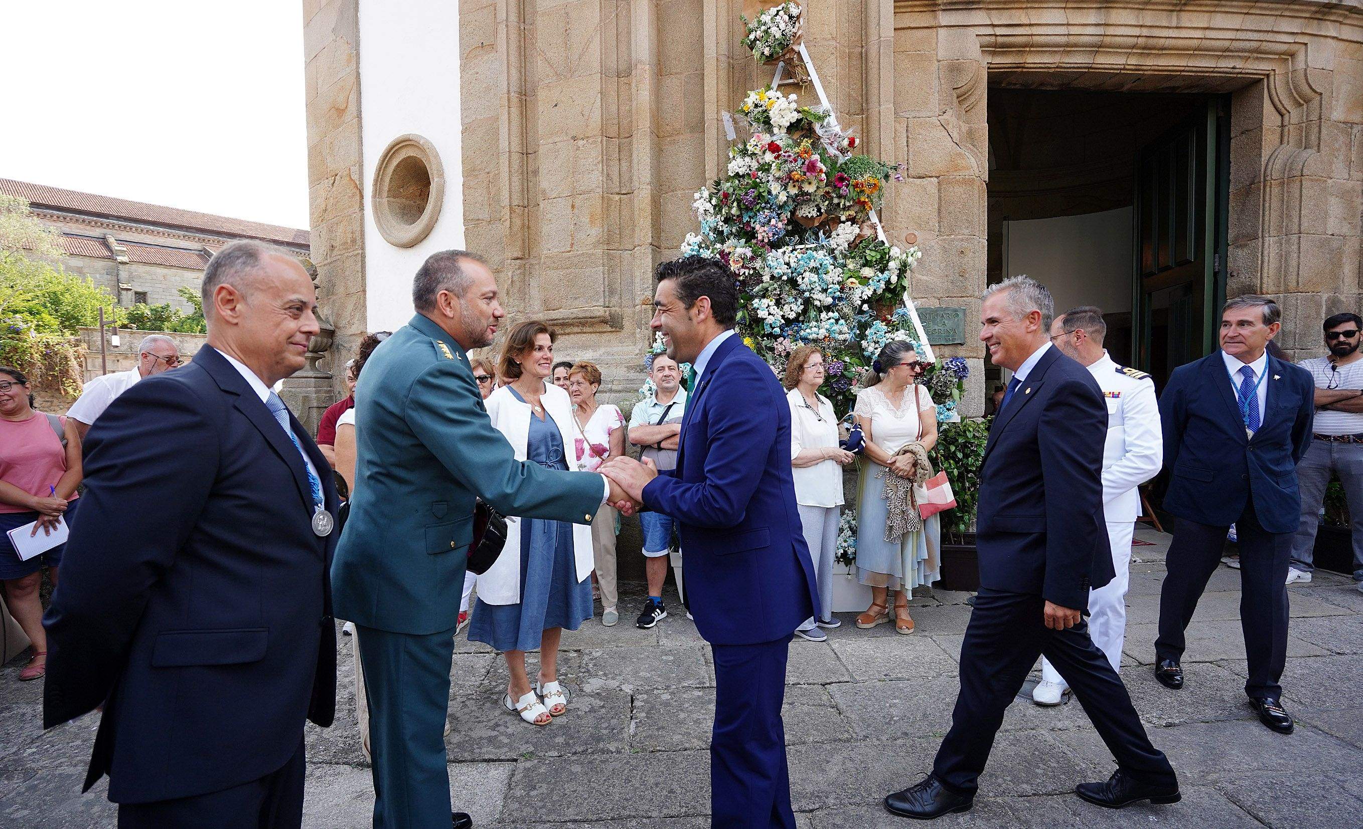 Ofrenda á Peregrina do presidente provincial Luis López