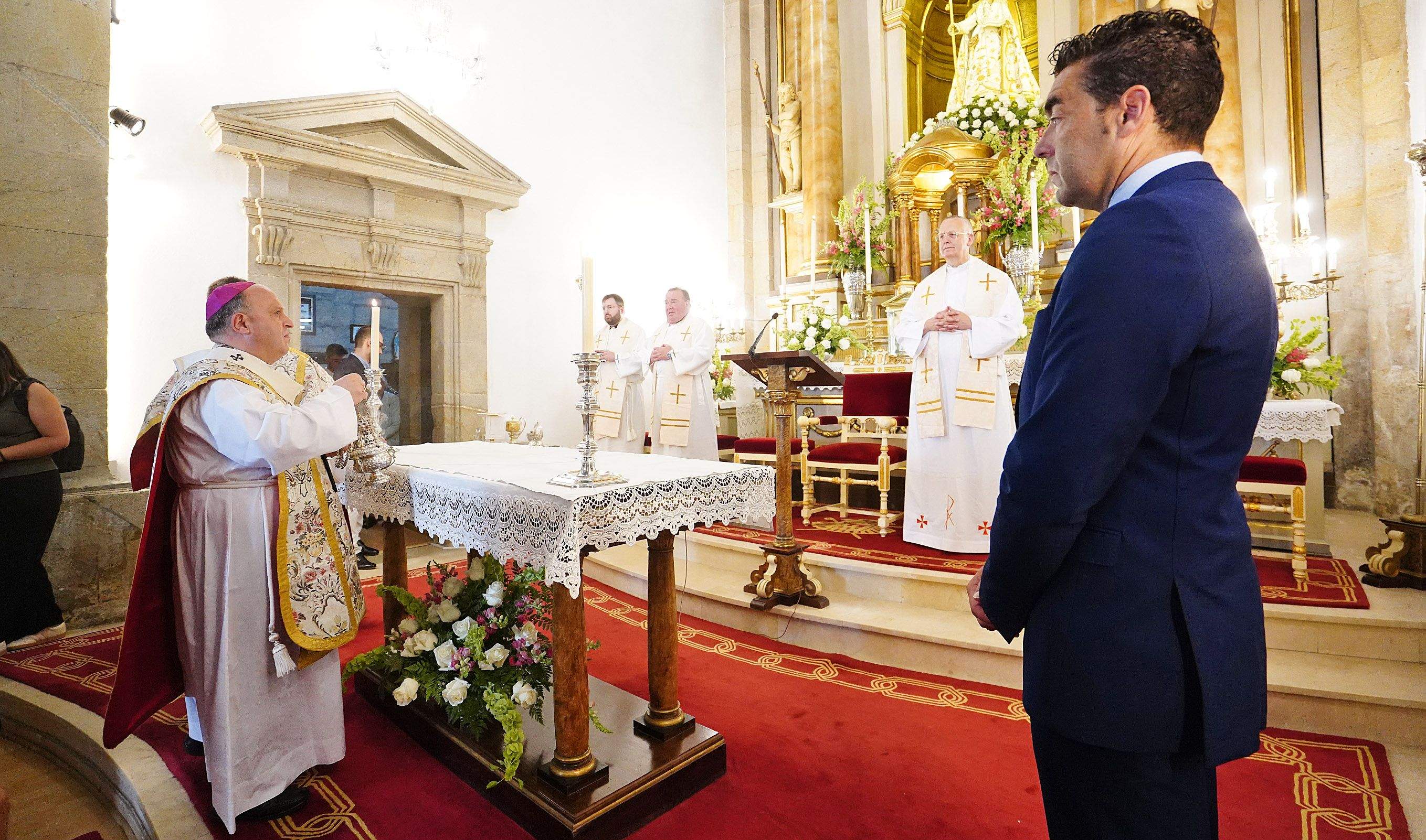 Ofrenda á Peregrina do presidente provincial Luis López