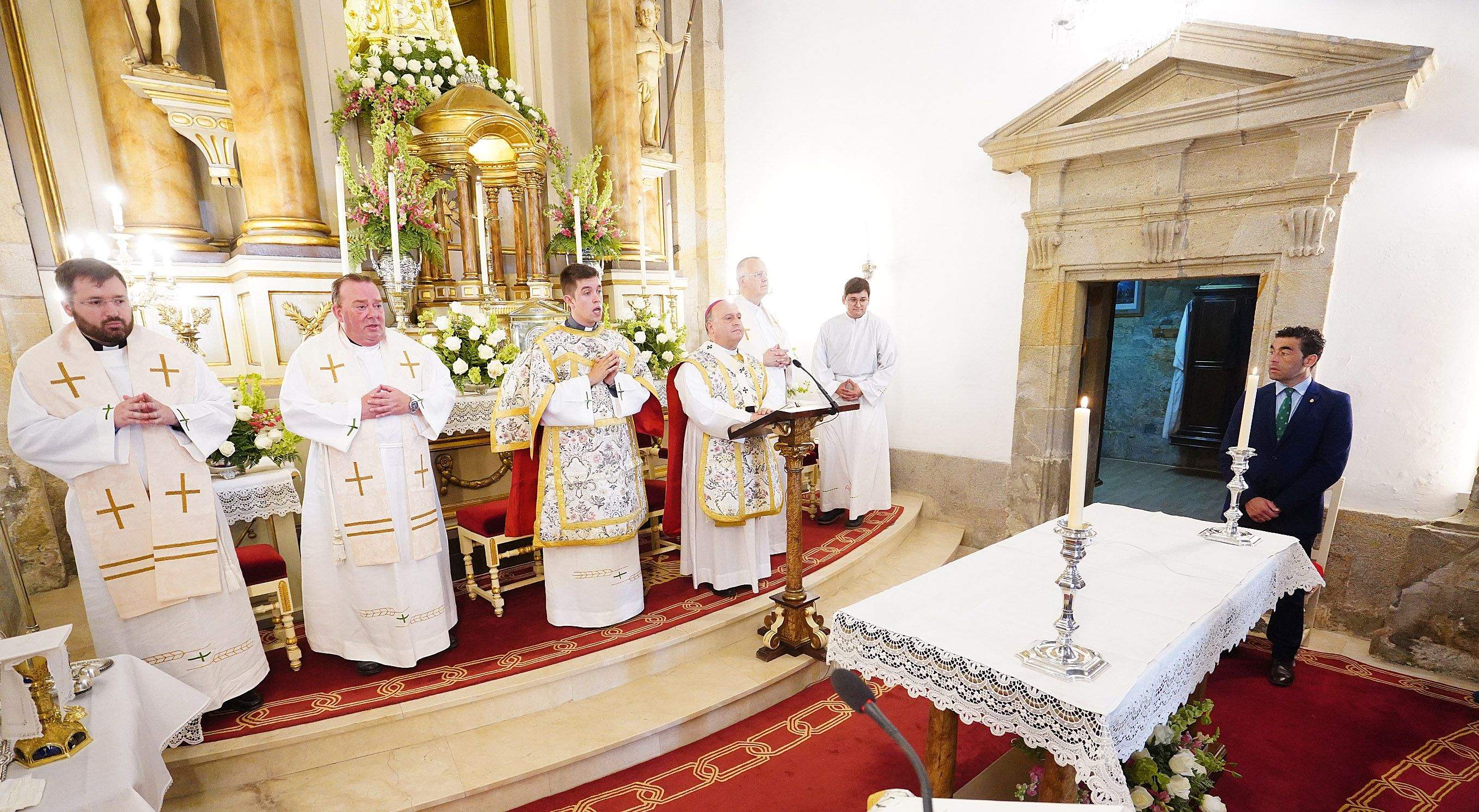 Ofrenda á Peregrina do presidente provincial Luis López
