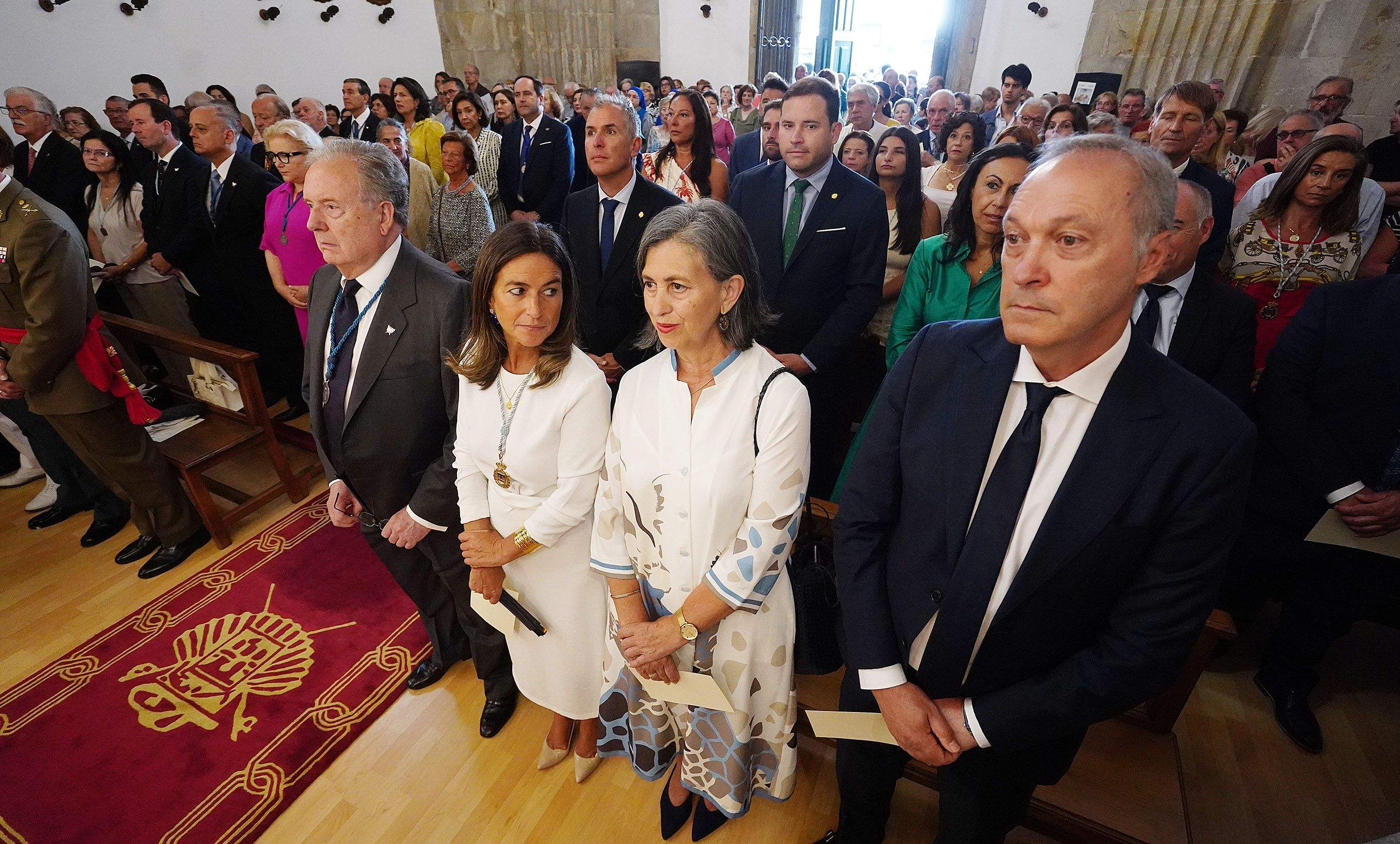 Ofrenda á Peregrina do presidente provincial Luis López