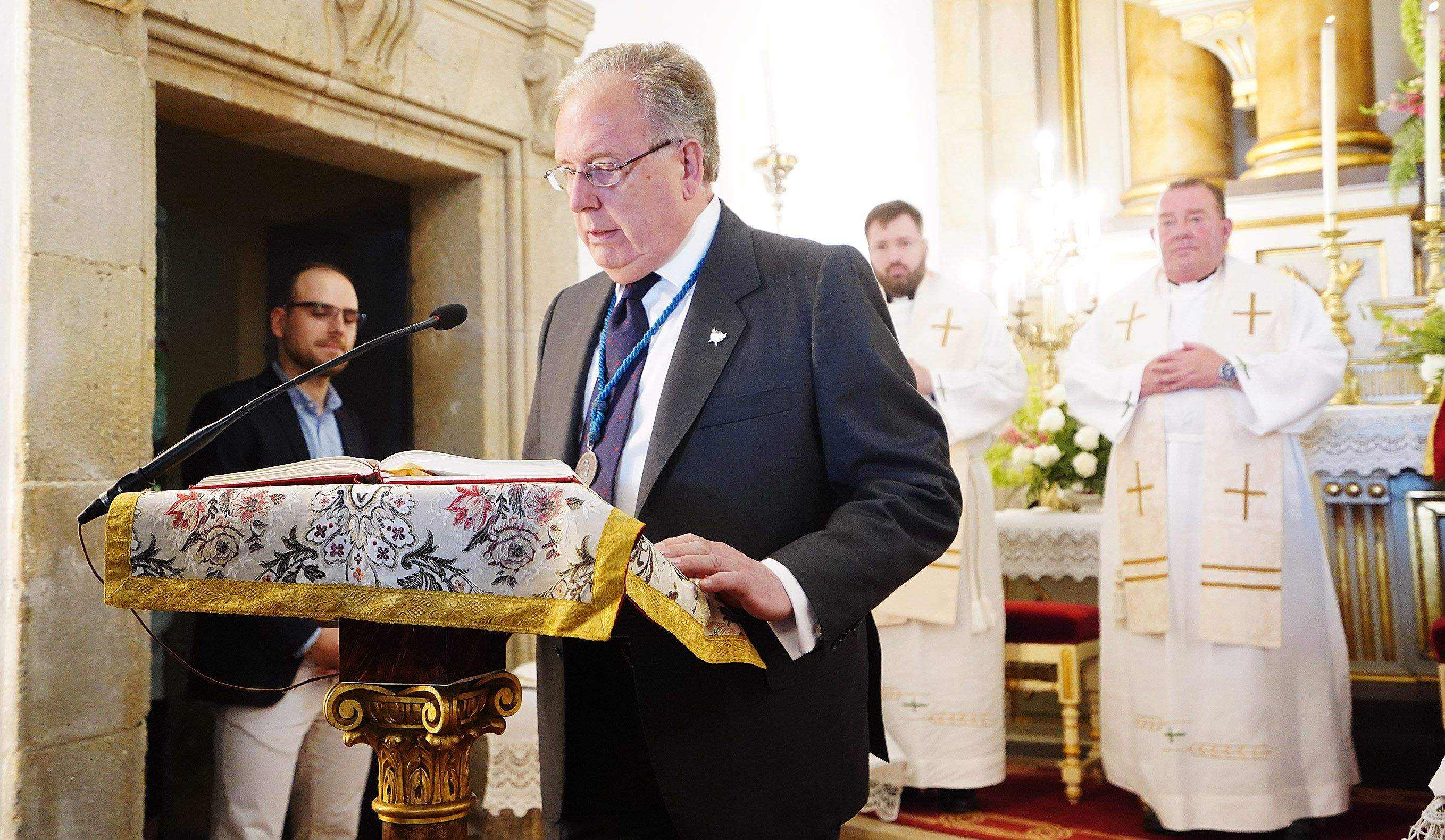Ofrenda á Peregrina do presidente provincial Luis López