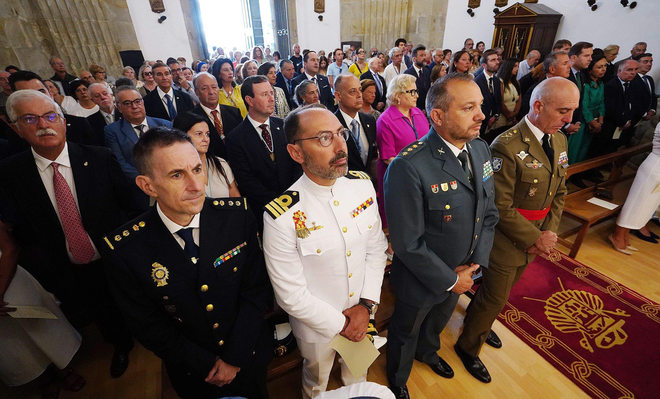 Ofrenda á Peregrina do presidente provincial Luis López