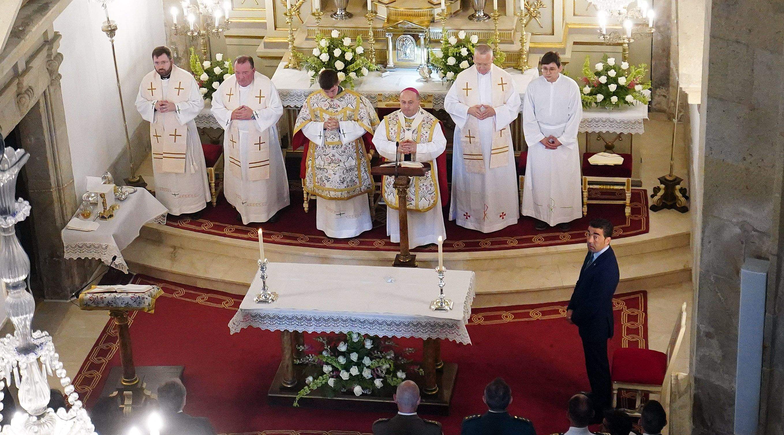 Ofrenda á Peregrina do presidente provincial Luis López