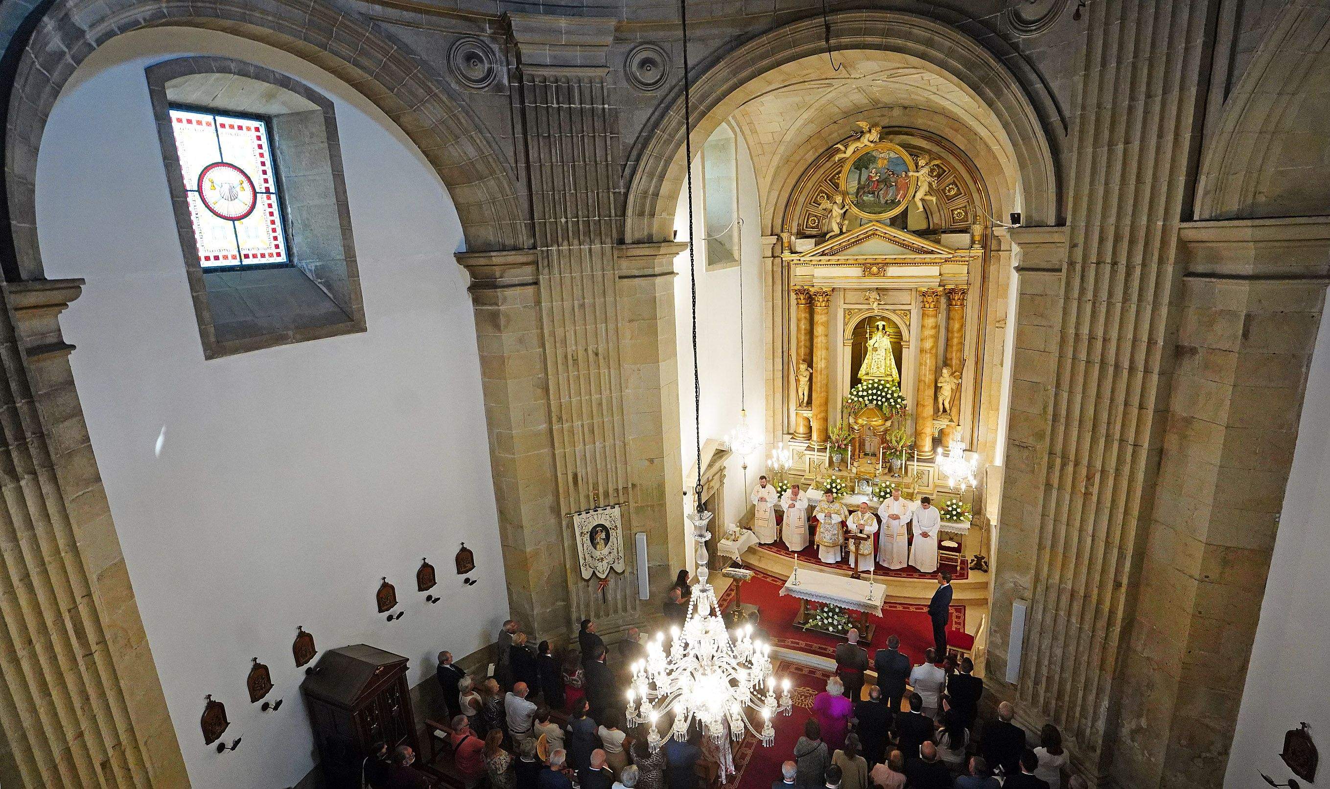 Ofrenda á Peregrina do presidente provincial Luis López