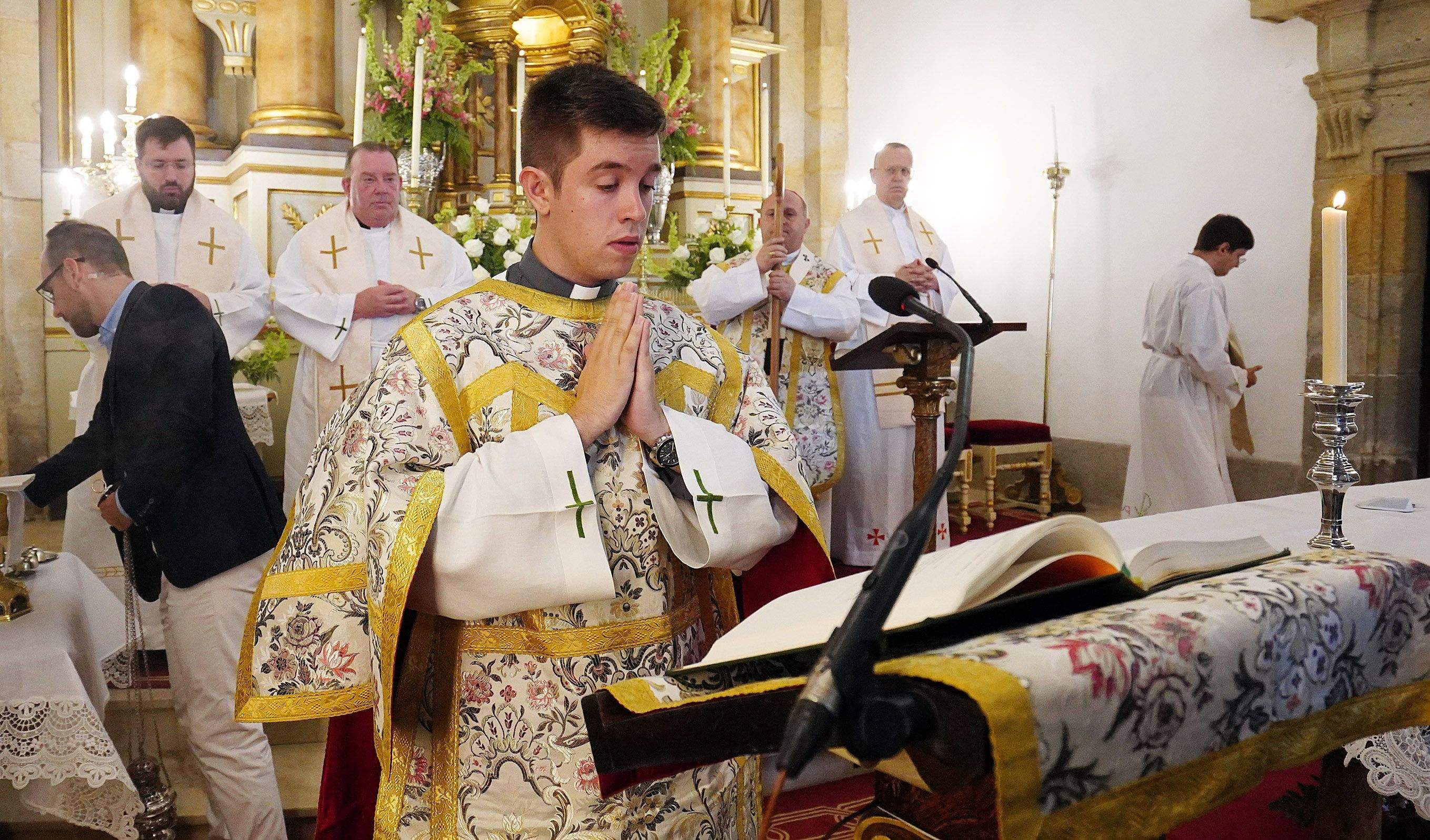 Ofrenda á Peregrina do presidente provincial Luis López