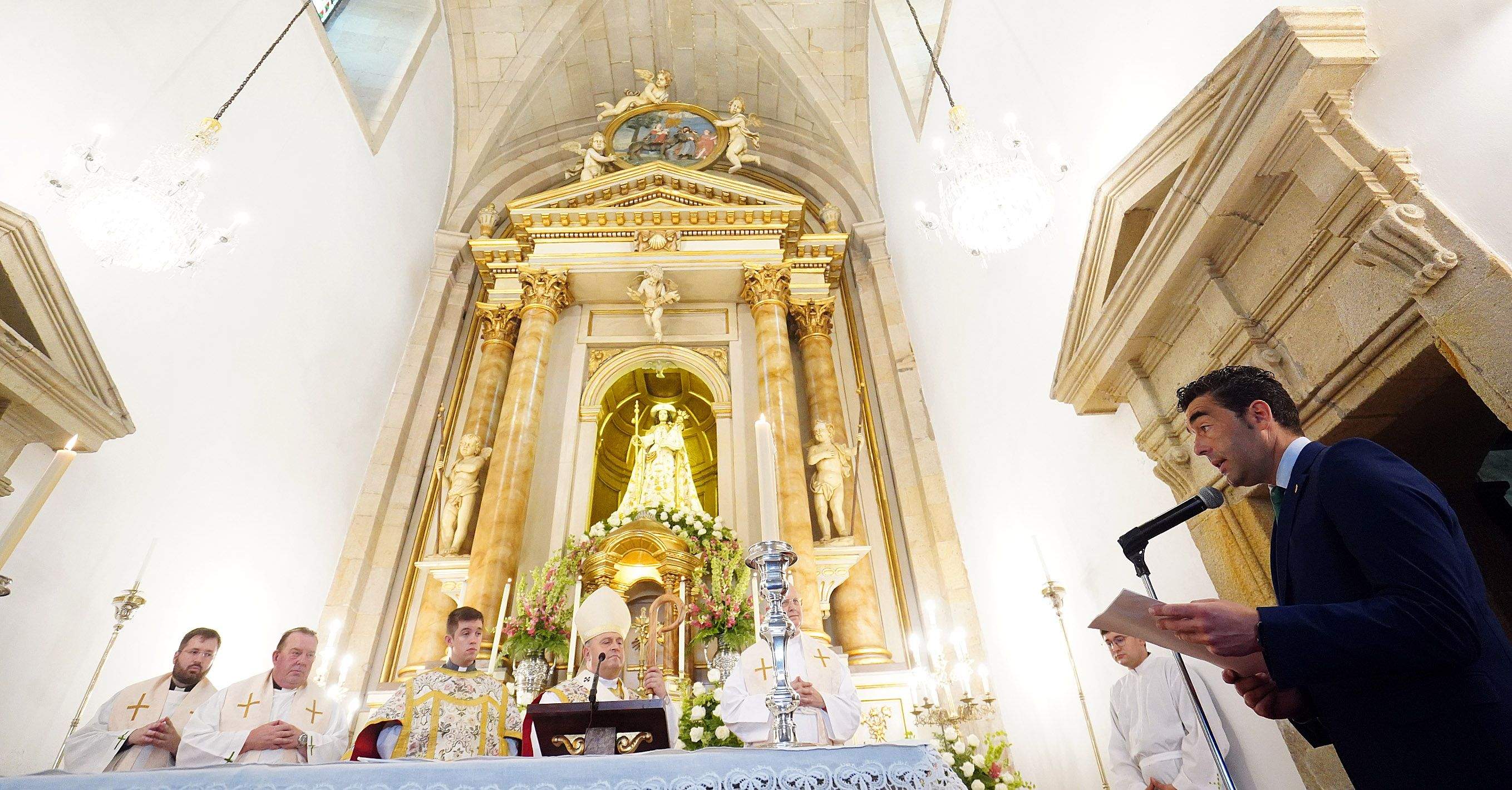 Ofrenda á Peregrina do presidente provincial Luis López