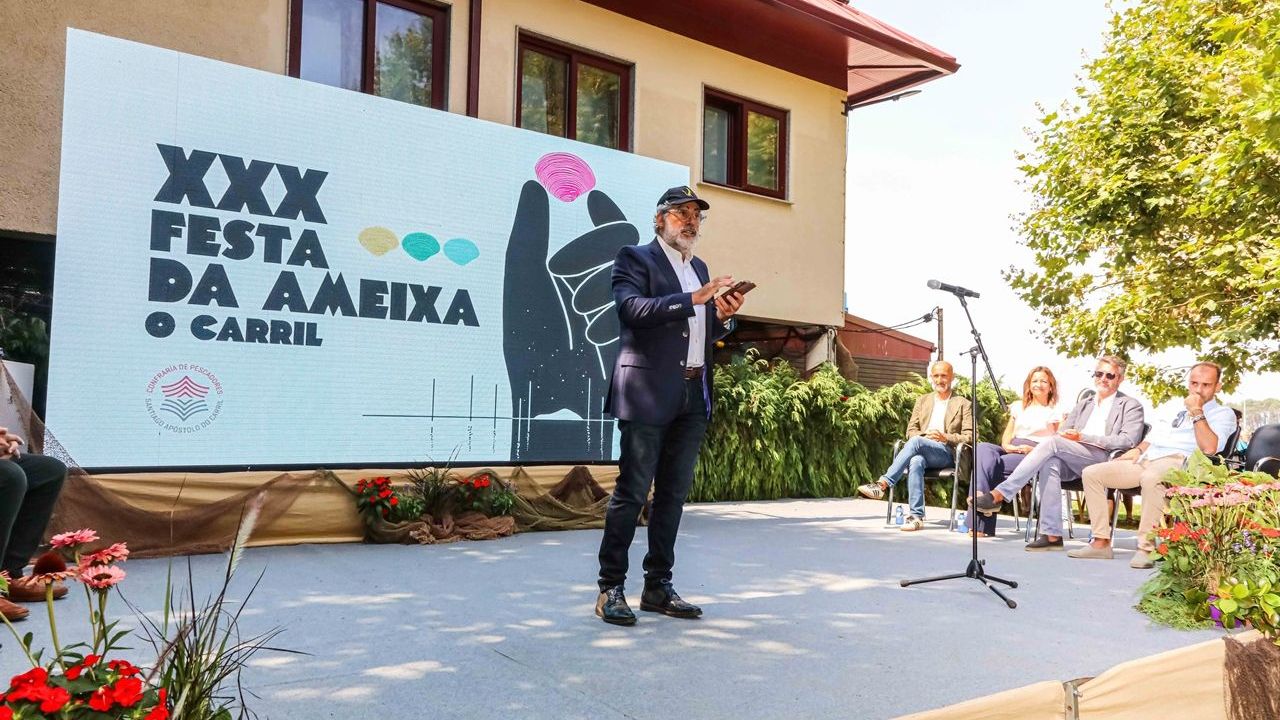 Carlos Blanco lee o pregón na Festa da Ameixa de Carril