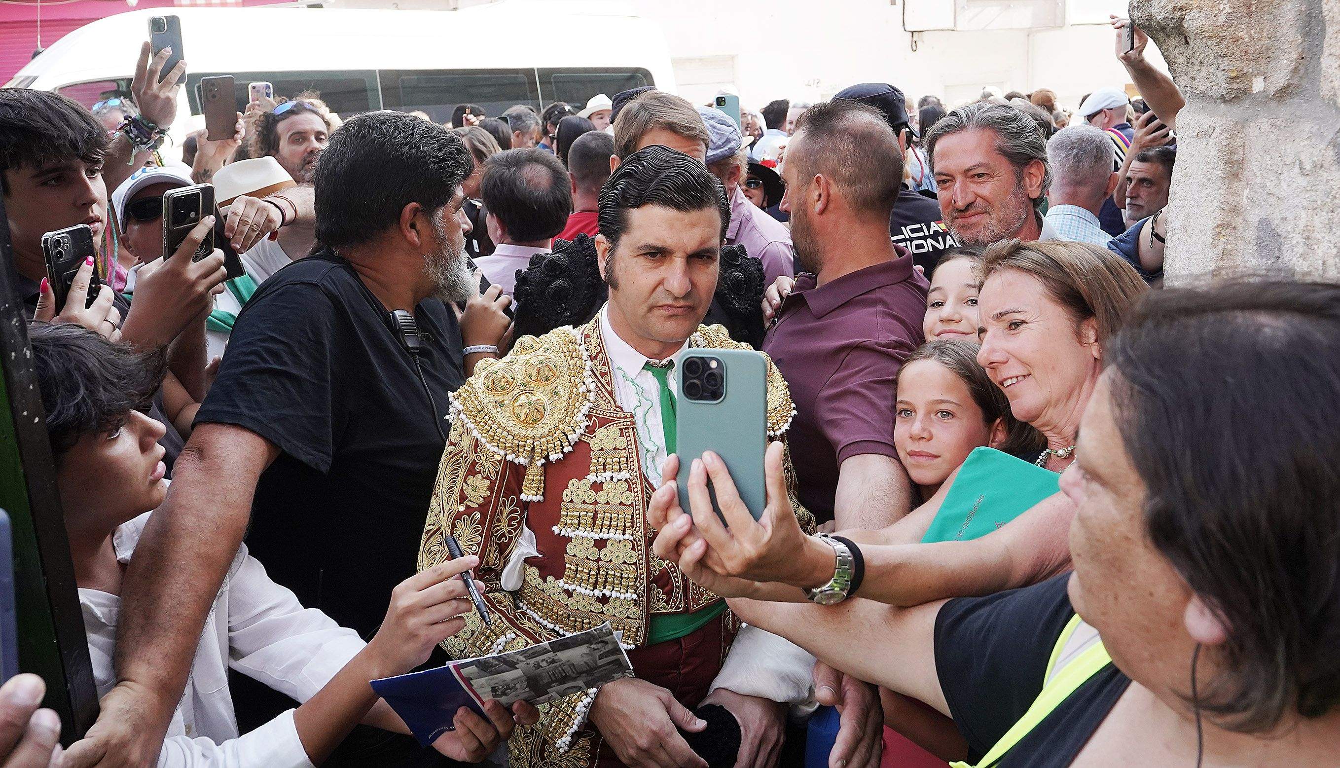 Cogida grave de Morante y salida a hombros de Luque en el domingo de Feria de la Peregrina Cogida grave de Morante y salida a hombros de Luque en el domingo de Feria de la Peregrina