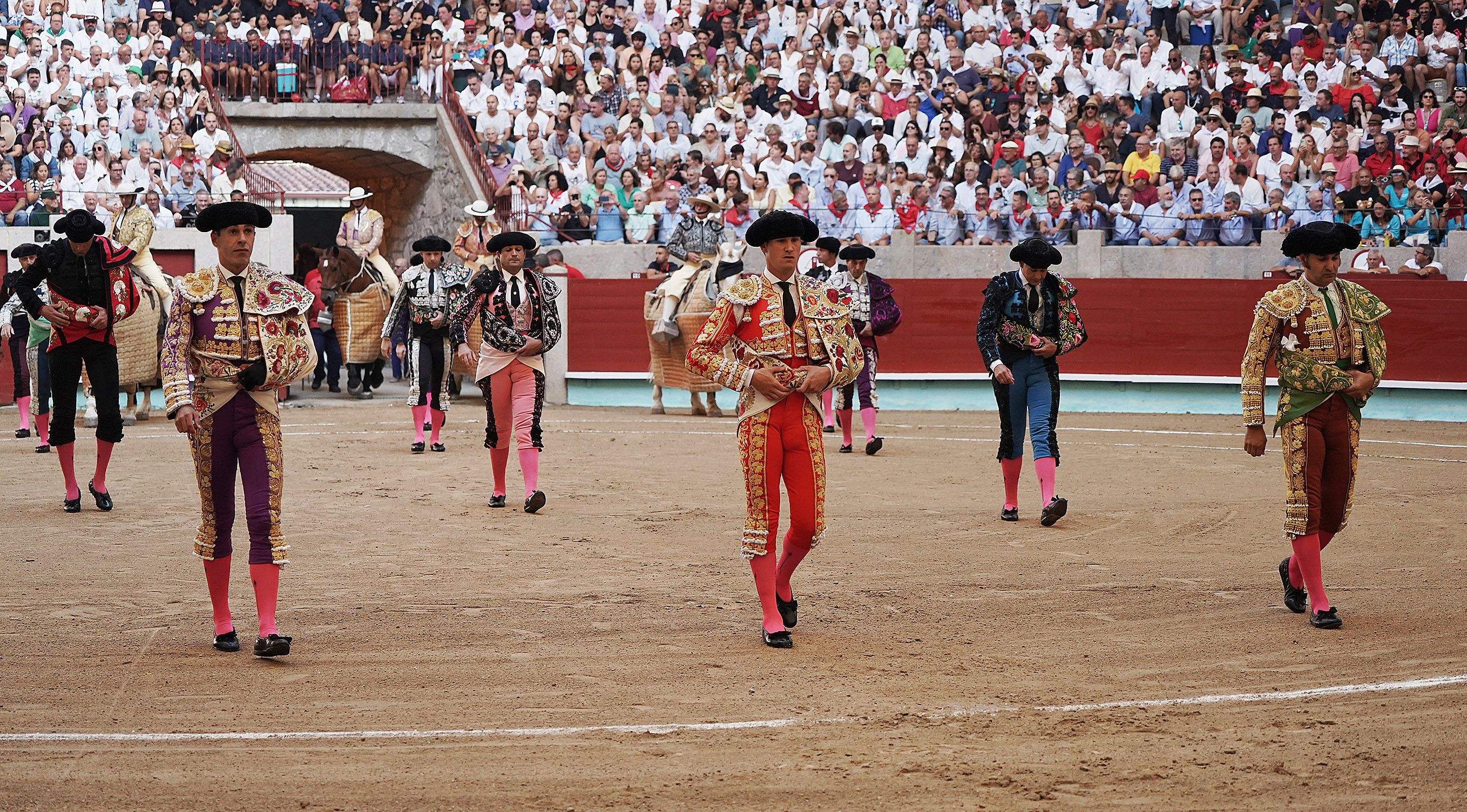 Cogida grave de Morante y salida a hombros de Luque en el domingo de Feria de la Peregrina Cogida grave de Morante y salida a hombros de Luque en el domingo de Feria de la Peregrina